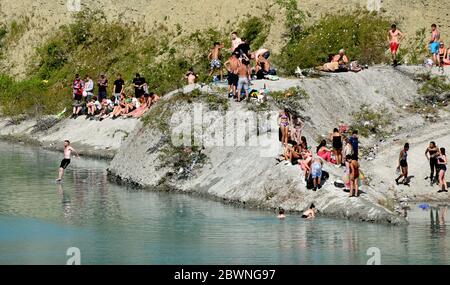 Shadwell Quarry, Love Wenlock, Shropshire. Juni 2020. Hunderte von jungen Menschen und ihre Familien, die während der Pandemie in der „Blauen Lagune“, einem stillgelegten Kalksteinbruch in der Nähe von Much Wenlock, baden und schwimmen. Die Polizei hat eine Sicherheitswarnung ausgegeben, nachdem zwei Menschen letzte Woche aus dem stillgelegten Shropshire-Steinbruch gerettet wurden, aber sie waren noch heute in Schwärme. Stockfoto