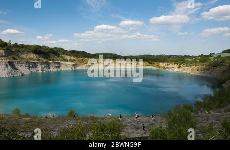 Shadwell Quarry, Love Wenlock, Shropshire. Juni 2020. Hunderte von jungen Menschen und ihre Familien, die während der Pandemie in der „Blauen Lagune“, einem stillgelegten Kalksteinbruch in der Nähe von Much Wenlock, baden und schwimmen. Die Polizei hat eine Sicherheitswarnung ausgegeben, nachdem zwei Menschen letzte Woche aus dem stillgelegten Shropshire-Steinbruch gerettet wurden, aber sie waren noch heute in Schwärme. Stockfoto