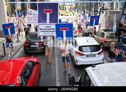 02. Juni 2020, Hessen, Frankfurt/Main: Mit Bannern in den Händen, unter anderem mit der Aufschrift "Letzte Wendemöglichkeit #Verkehrswende", blockieren Demonstranten den Stoßverkehr auf der Neuen Mainzer Straße im Frankfurter Bankenviertel. Mehrere Initiativen und Umweltgruppen haben sich gegen die Prämien für den Autokauf und für eine Verkehrswende auf die Straße gemacht. Foto: Arne Dedert/dpa Stockfoto