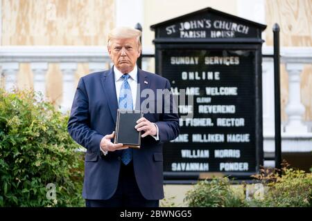 US-Präsident Trump besucht St. John's Episcopal Church. Präsident Donald J. Trump geht vom Weißen Haus am Montagabend, 1. Juni 2020, zur St. John’s Episcopal Church, die als Kirche der Präsidenten bekannt ist, die bei Demonstrationen am Sonntagabend auf dem nahe gelegenen Lafayette Square durch Feuer beschädigt wurde. Stockfoto