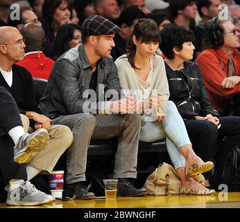 Justin Timberlake und Jessica Biel sehen Los Angeles Lakers beim Spielen von Denver Nuggets im NBA Play Off-Spiel Staples Center, Los Angeles, Kalifornien. 12 Mai 2012 Stockfoto