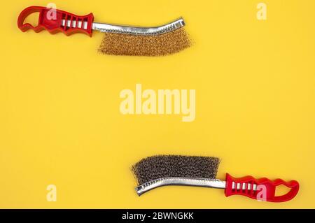 Pinsel zum Reinigen von Metall auf gelbem Hintergrund. Stockfoto