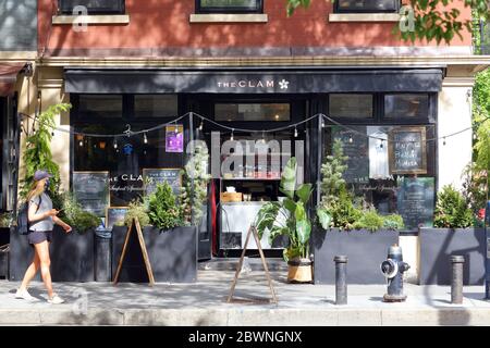 The Clam, 420 Hudson Street, New York, NYC Foto von einem Fischrestaurant im West Village von Manhattan. Mai 2020 Stockfoto