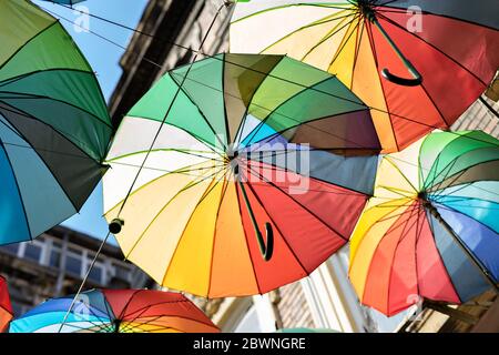 Hintergrund bunte Regenbogen verschiedene Farbe Regenschirme. Ungeban Tourist Straßendekoration. Stockfoto