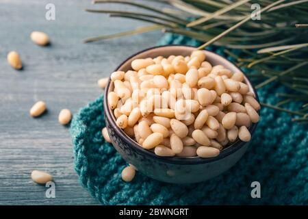 Zedernkiefernüsse in einem Holzlöffel Stockfoto