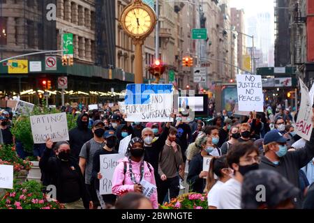 Protestkundgebungen auf einem marsch gegen George Floyd und Opfer von Polizeibrutalität, Manhattan, New York, NY, 1. Juni 2020 Stockfoto