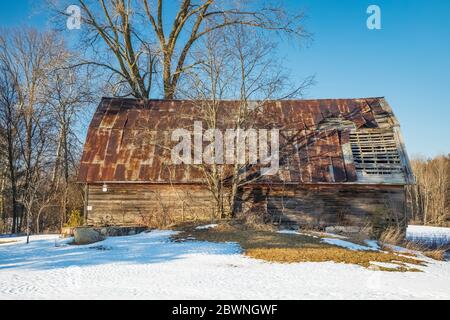 Klassische alte und scheinbar verlassene Farm in Zentral Michigan, USA [Keine Eigentumsfreigabe; nur für redaktionelle Lizenzierung verfügbar] Stockfoto