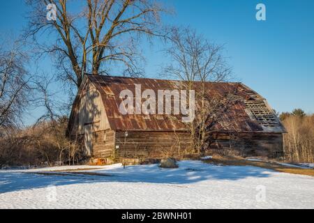 Klassische alte und scheinbar verlassene Farm in Zentral Michigan, USA [Keine Eigentumsfreigabe; nur für redaktionelle Lizenzierung verfügbar] Stockfoto