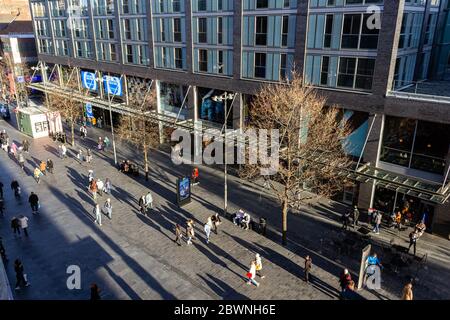 Blick von oben auf die Käufer, die lange Schatten auf der Paradise Street, Liverpool One Einkaufszentrum, Liverpool werfen. Stockfoto