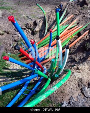 Verschiedene mehrfarbige Lichtwellenleiter im Boden sind anschlussfertig Stockfoto
