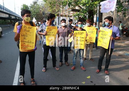 Kalkutta, Indien. Juni 2020. Students' Federation of India (SFI) und Democratic Youth Federation of India (DYFI) demonstrieren gemeinsam die Solidarität mit den Menschen in Amerika, nachdem die Behörden die Beschränkungen, die als vorbeugende Maßnahme gegen die Verbreitung der COVID-19 in Kolkata, Indien, am 2. Juni 2020 auferlegt wurden, gelockert haben. (Foto von Dipa Chakraborty/Pacific Press/Sipa USA) Quelle: SIPA USA/Alamy Live News Stockfoto