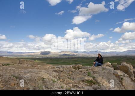 Spektakuläre Aussicht von der Höhe des Hügels Khor Virap am Fuße des Berges Ararat in Armenien Stockfoto