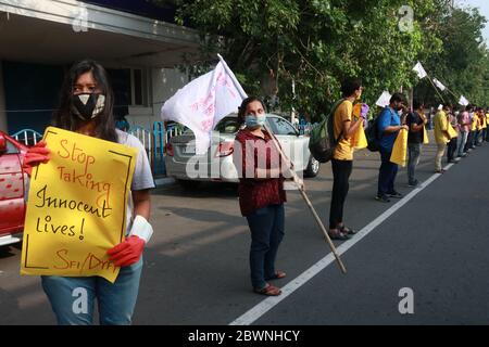 Kalkutta, Indien. Juni 2020. Students' Federation of India (SFI) und Democratic Youth Federation of India (DYFI) demonstrieren gemeinsam die Solidarität mit den Menschen in Amerika, nachdem die Behörden die Beschränkungen, die als vorbeugende Maßnahme gegen die Verbreitung der COVID-19 in Kolkata, Indien, am 2. Juni 2020 auferlegt wurden, gelockert haben. (Foto von Dipa Chakraborty/Pacific Press/Sipa USA) Quelle: SIPA USA/Alamy Live News Stockfoto