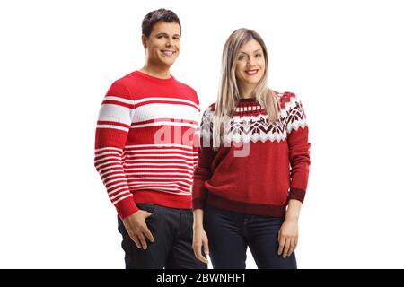 Paar tragen weihnachten rote Pullover und posiert isoliert auf weißem Hintergrund Stockfoto