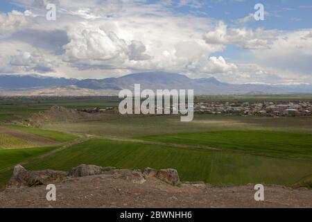 Spektakuläre Aussicht von der Höhe des Hügels Khor Virap am Fuße des Berges Ararat in Armenien Stockfoto