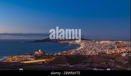 Stadtbild. Panoramablick auf die Stadt Las Palmas de Gran Canaria am Abend mit Las Canteras Strand und La Isleta Berge im Hintergrund Stockfoto