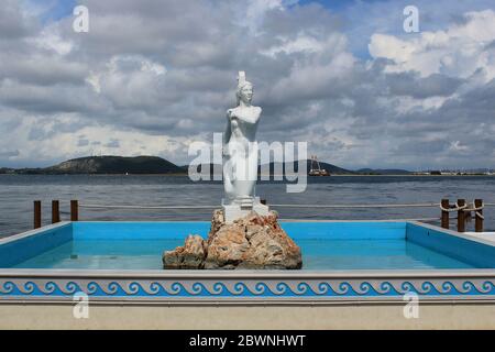 Preveza, Epirus / Greece - 05/21/2020: Meerjungfrau Skulptur in einem Brunnen im Hafen von Preveza Stadt in Griechenland. Blick auf den Ambrakischen Golf im Hintergrund Stockfoto