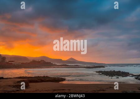 Farbenfrohe Meerlandschaft des Puertillo Beach bei Sonnenuntergang. Arucas. Gran Canaria. Spanien Stockfoto