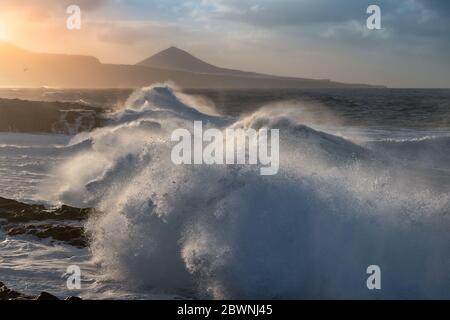 Seascape . Starke Wellen in El Puertillo bei Sonnenuntergang. Wellen brechen auf den Felsen. Arucas. Gran Canaria. Spanien Stockfoto