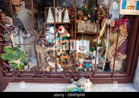 Souvenir- und Souvenirladen in der Altstadt von Kotor, Straßenszene, Montenegro Stockfoto