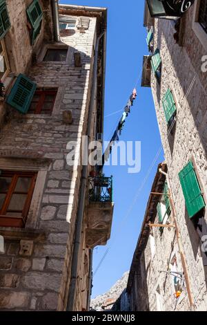 Wäscherei hängt in einer engen Straße, Kotor Altstadt, Montenegro Stockfoto