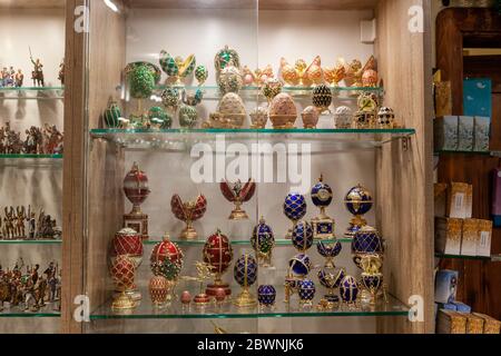 Souvenir- und Souvenirladen in der Altstadt von Kotor, Straßenszene, Montenegro Stockfoto