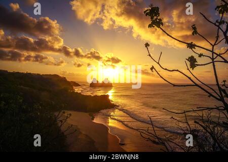 Sonnenuntergang und zwei Brüder bei Fernando de Noronha, Brasilien Stockfoto