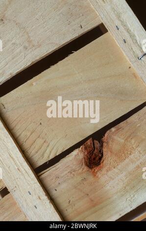Geometrischer Holzhintergrund. Gekreuzte Holzplanken. Hintergrund für Multitasking. Blick von oben. Selektiver Fokus. Stockfoto