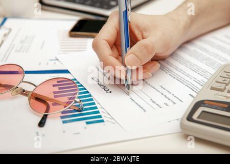 Ausfüllen eines Geschäftsvertragsformulars. Mann, der sich auf die Unterzeichnung eines Vertrags vorbereitet. Transaktion in Übereinstimmung mit dem Gesetz, Finanzen. Stockfoto