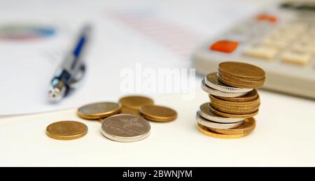 Finanzbuchhaltung Konzept mit Münzen und Taschenrechner. Stockfoto