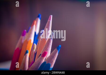 Farbstifte in einem Ständer gestapelt. Kunstbedarf für Studenten. Stockfoto