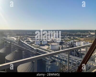 Getreide- und Ölterminals eines modernen Handelshafens von oben. Im Vordergrund steht ein Silo zur Getreidespeicherung. Tanks für Öl und Kraftstoff im Rückteil Stockfoto