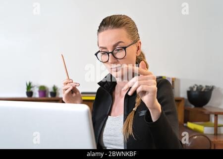 Junge Business Frau Student Lehrer Tutor Coach Psychologe Laptop, lernen im Online-Chat zu lehren. Online-Unterricht Stockfoto