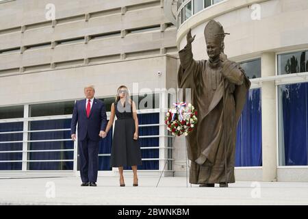 Washington, Vereinigte Staaten Von Amerika. Juni 2020. US-Präsident Donald Trump und First Lady Melania Trump besuchen am Dienstag, den 2. Juni 2020 den heiligen Johannes Paul II. Nationalschrein in Washington, DC.Quelle: Chris Kleponis/Pool via CNP *** Local Caption *** BSMID5004268 weltweit nutzen Quelle: dpa/Alamy Live News Stockfoto