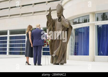 Washington, Vereinigte Staaten Von Amerika. Juni 2020. US-Präsident Donald Trump und First Lady Melania Trump besuchen am Dienstag, den 2. Juni 2020 den heiligen Johannes Paul II. Nationalschrein in Washington, DC.Quelle: Chris Kleponis/Pool via CNP *** Local Caption *** BSMID5004285 weltweit nutzen Quelle: dpa/Alamy Live News Stockfoto