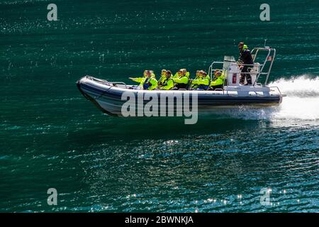 Geiranger, Geirangerfjord, Norwegen - Juni 2019: Touristisches Schiff Beerenboot schwimmende Linienschiff in der Nähe Geiranger im Geirangerfjord im Sommer Tag. Stockfoto