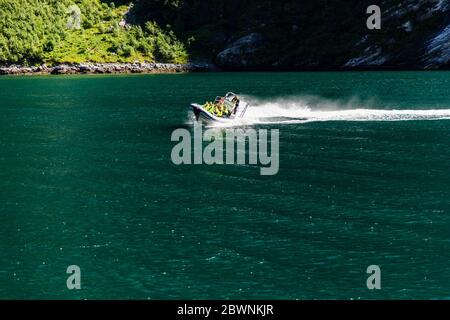 Geiranger, Geirangerfjord, Norwegen - Juni 2019: Touristisches Schiff Beerenboot schwimmende Linienschiff in der Nähe Geiranger im Geirangerfjord im Sommer Tag. Stockfoto