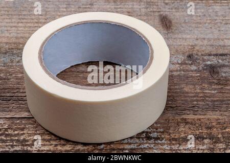 Klebeband auf Holzhintergrund. Reparaturwerkzeug. Stockfoto