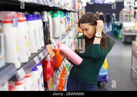 Frau Wahl Waschmittel im Lebensmittelgeschäft. Stockfoto