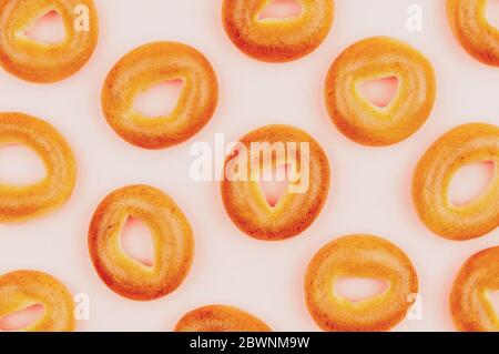 Kleine Bagels auf rosa Hintergrund.Trocknung zum Frühstück. Stockfoto