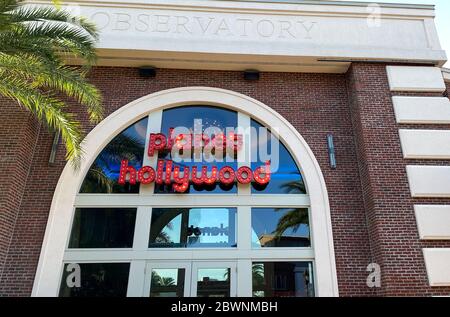 Orlando, FL/USA -13/20: Das Planet Hollywood Restaurant in einem Outdoor Einkaufszentrum. Stockfoto