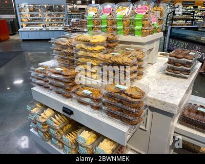 Orlando, FL/USA -5/10/20: Eine Anzeige von frisch gebackenen Plätzchen, die für Kunden bereit sind, in einem Whole Foods Market Lebensmittelgeschäft zu kaufen. Stockfoto