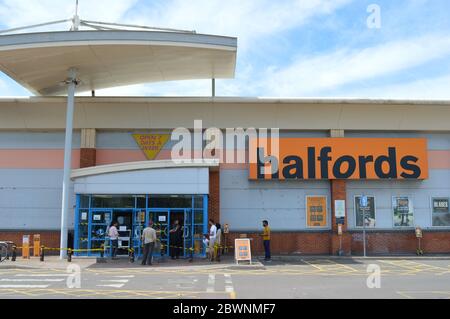 London, Großbritannien. Juni 2020. Menschen, die während der COVID-19-Pandemie außerhalb eines Halfords-Geschäfts in West-London eine soziale Distanz aufrechterhalten. Stockfoto