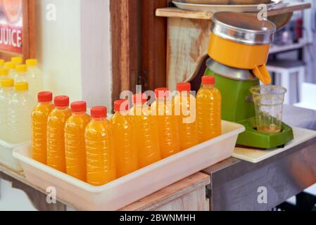 Frisch gepresster Orangensaft wird auf der Straße in Lindos auf der Insel Rhodos verkauft. Griechenland Stockfoto