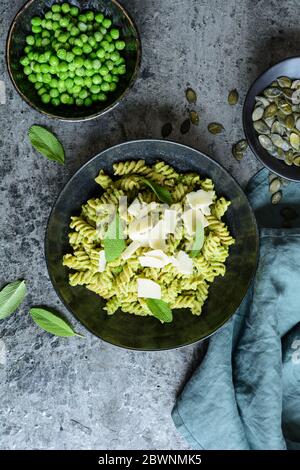 Fusilli Pasta mit Pesto aus Salbei und Kürbiskernen mit Hartkäse gekrönt Stockfoto