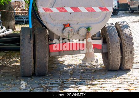 Anhänger mit technischem Wasser auf Rädern.Spezialfahrzeug. Stockfoto