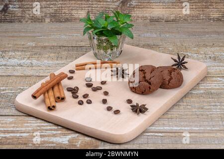 Hausgemachte Kekse und Gewürze auf dem Brett. Stockfoto