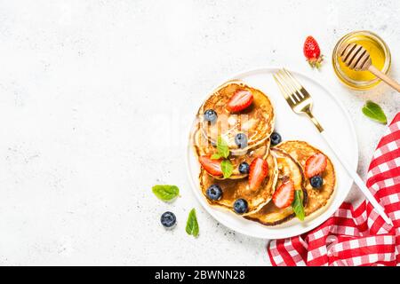 Pfannkuchen mit frischen Beeren und Honig. Stockfoto