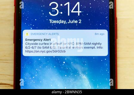 Elektronische Benachrichtigung der Behörden von New York City, die vom 2. Bis 7. Juni 2020 um 20:00 Uhr eine Ausgangssperre für die gesamte Stadt ankündigen, die auf einem Telefon in NYC, NY, USA angezeigt wird. Stockfoto