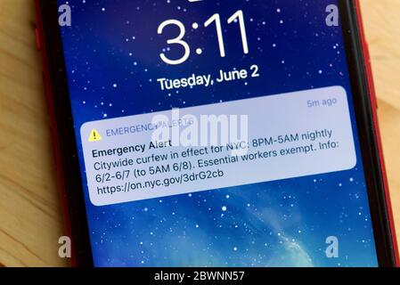 Elektronische Benachrichtigung der Behörden von New York City, die vom 2. Bis 7. Juni 2020 um 20:00 Uhr eine Ausgangssperre für die gesamte Stadt ankündigen, die auf einem Telefon in NYC, NY, USA angezeigt wird. Stockfoto